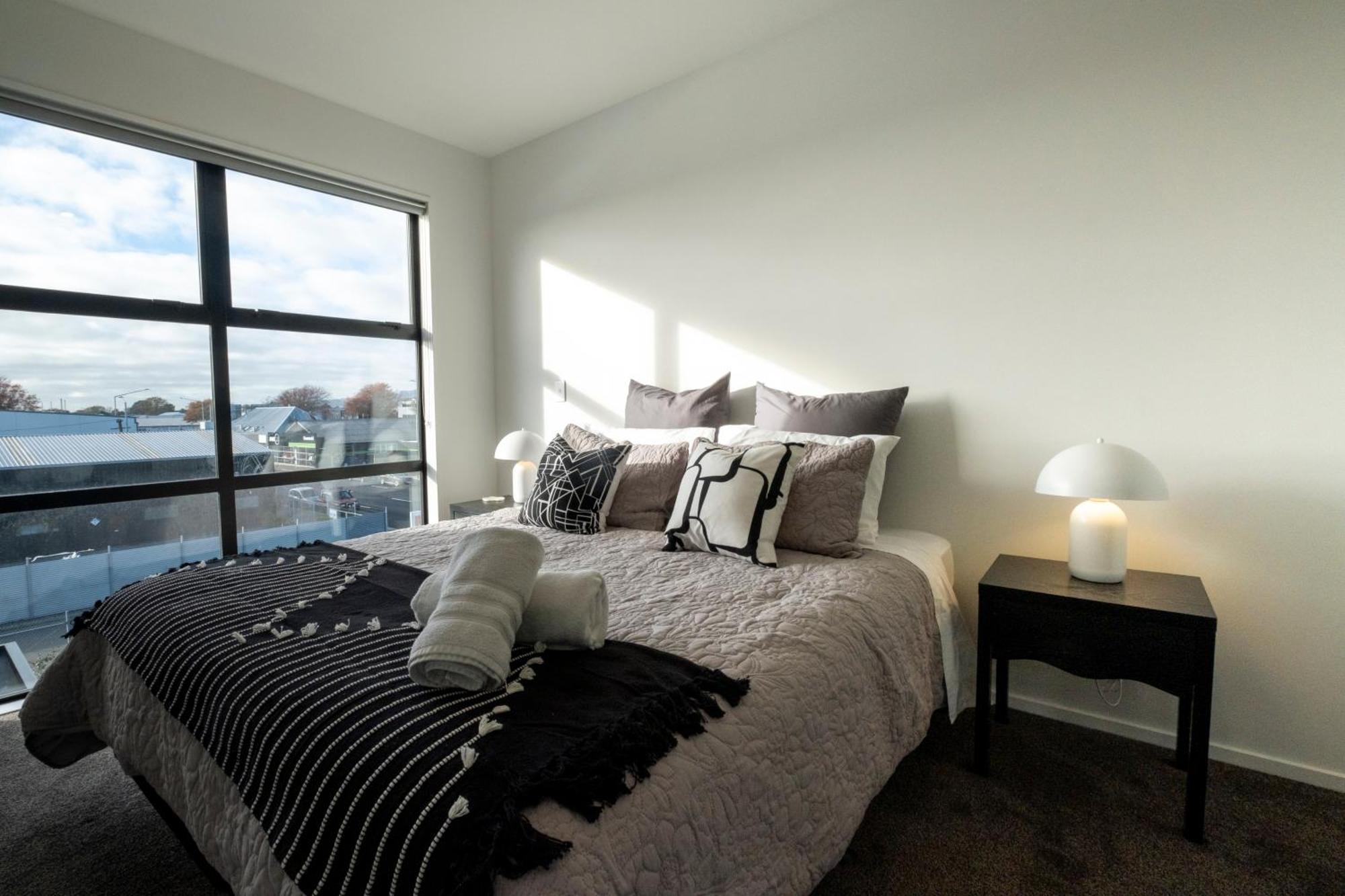 Luxury 2 Bed Townhome In Cbd Крайстчърч Екстериор снимка