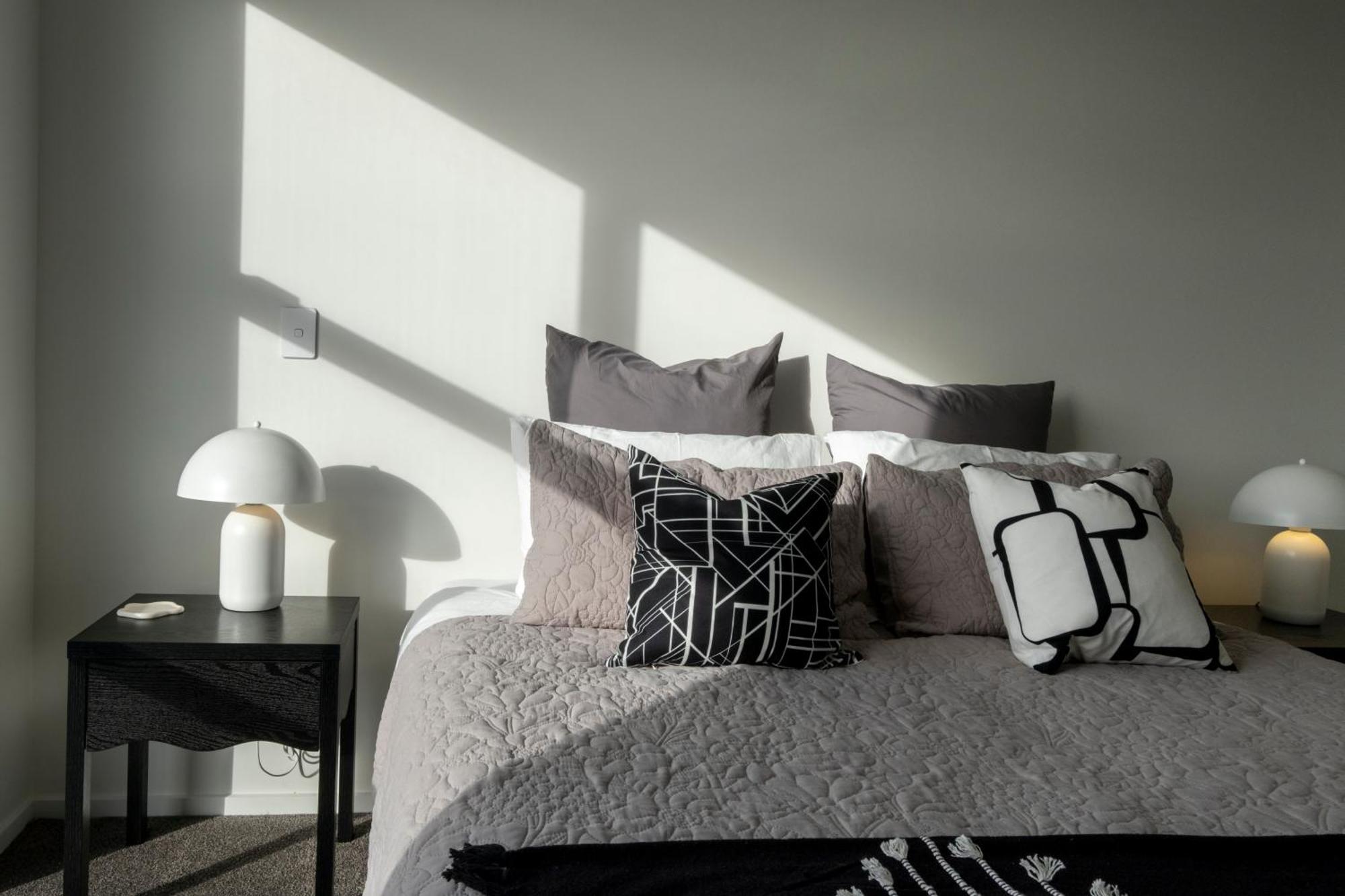 Luxury 2 Bed Townhome In Cbd Крайстчърч Екстериор снимка