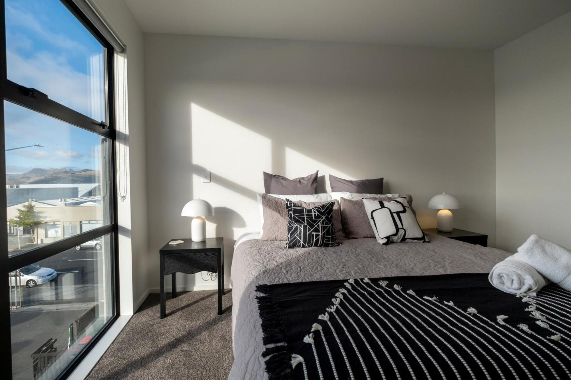 Luxury 2 Bed Townhome In Cbd Крайстчърч Екстериор снимка